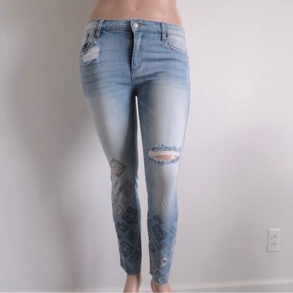 STS Blue Jeans Women Distressed Emma Ankle Skinny Distressed Size 30 fits 10 NWT - Picture 3 of 4